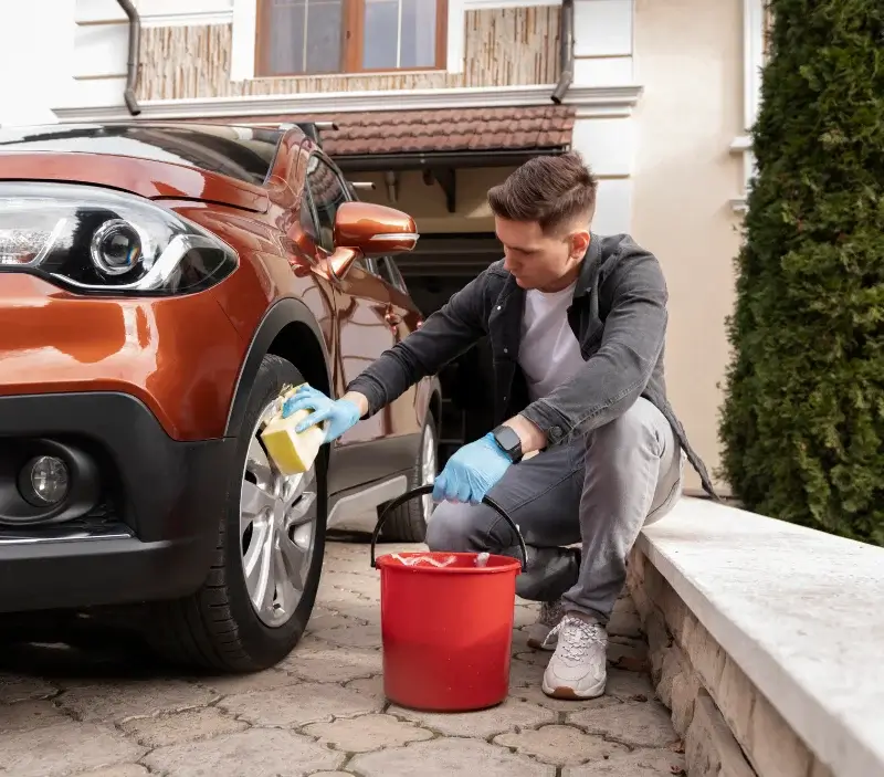 Lavage auto à domicile Unverre : professionnel intervenant sur un véhicule